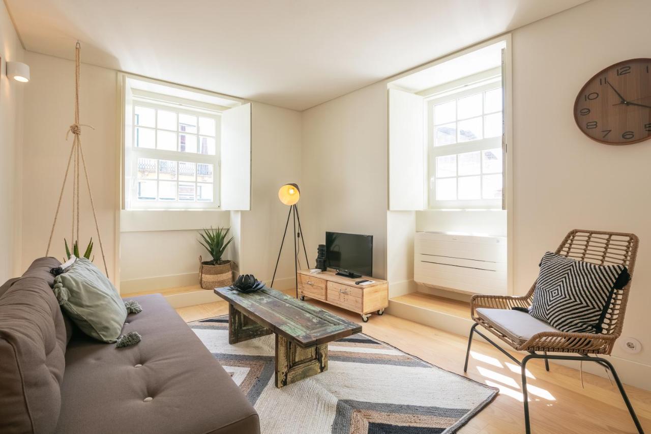 Deluxe One-Bedroom Apartment Historical View