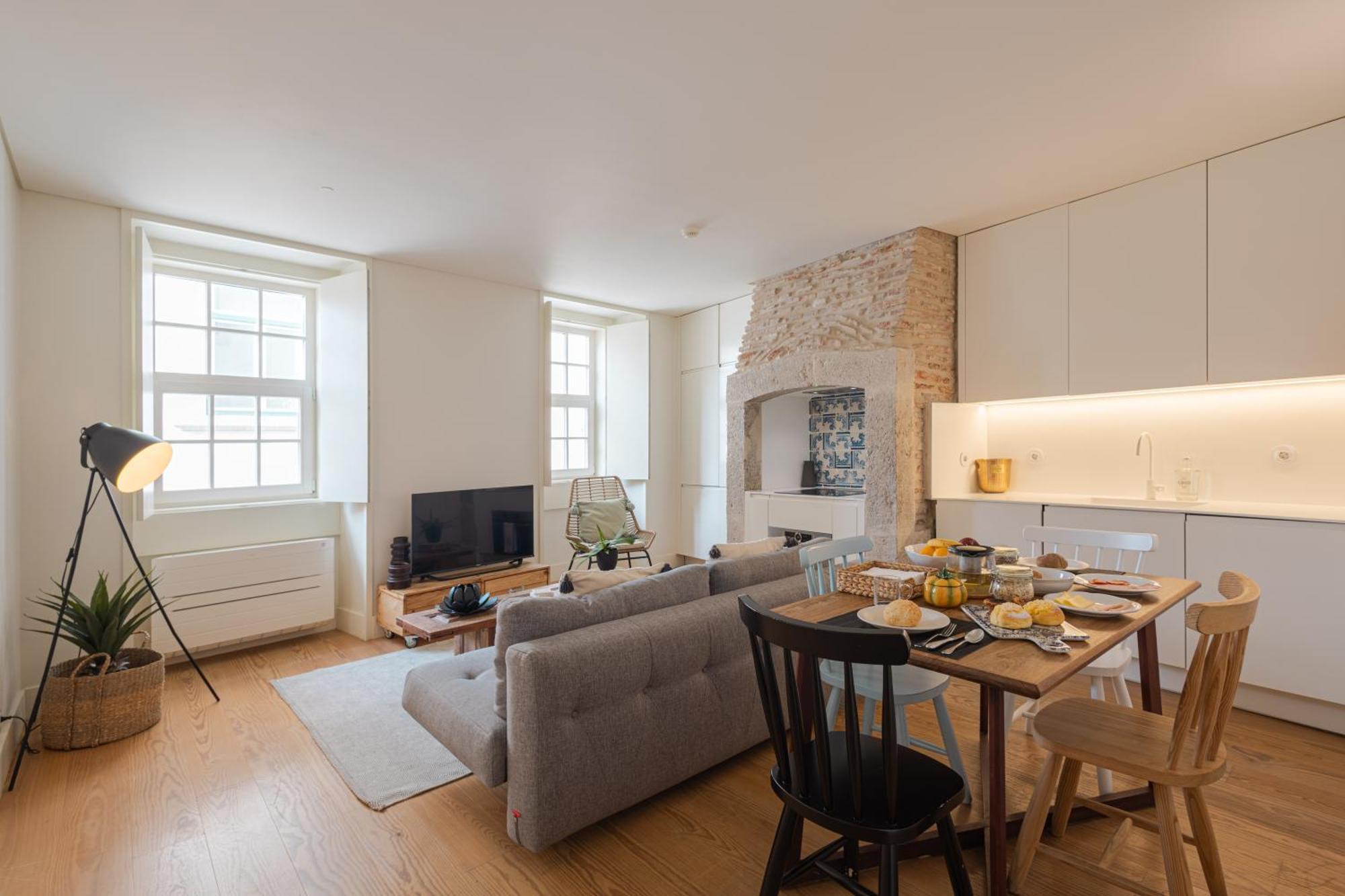 Deluxe One-Bedroom Apartment Historical View