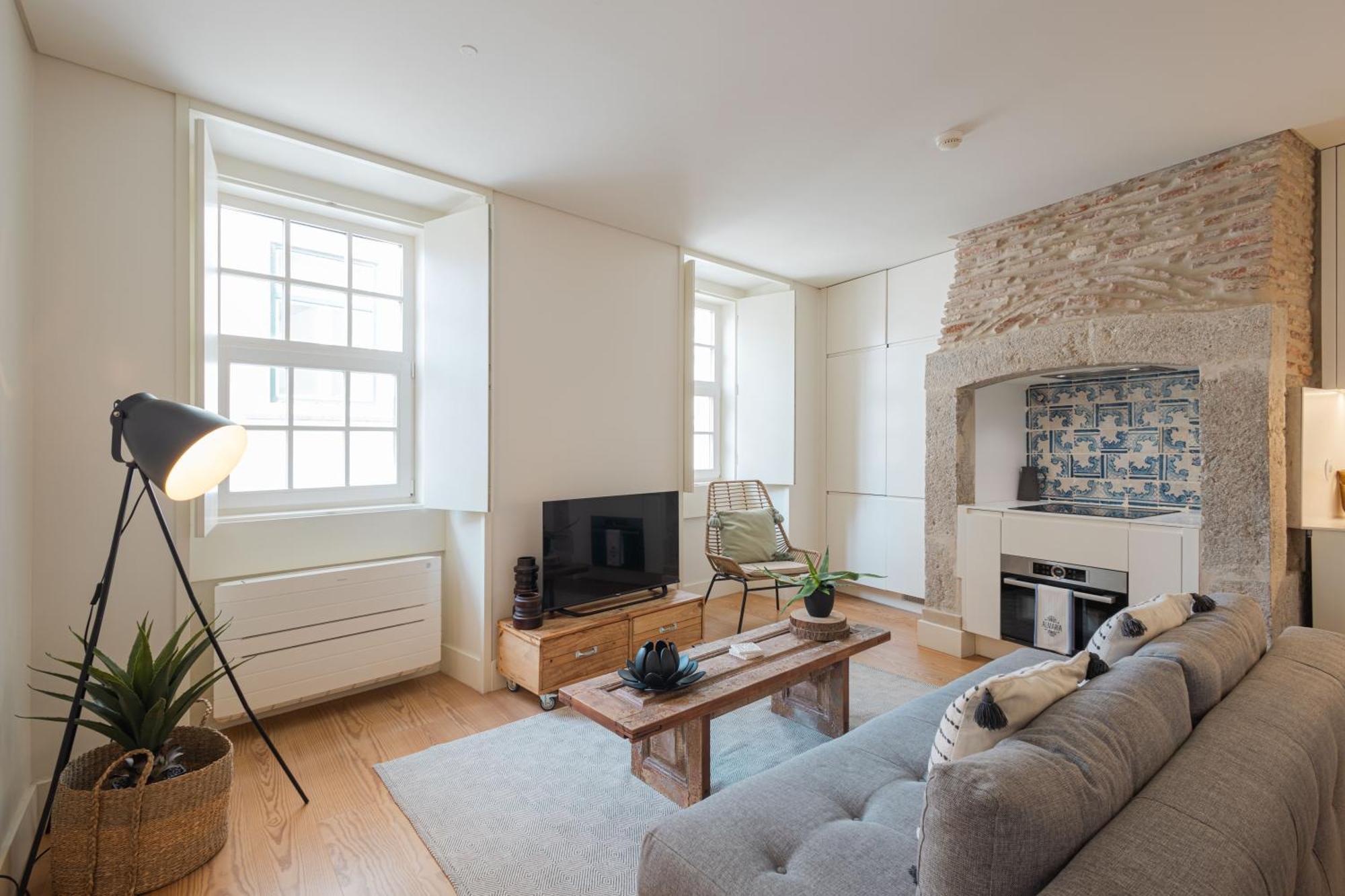 Deluxe One-Bedroom Apartment Historical View